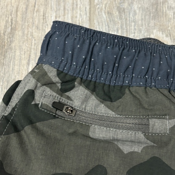 LIKE NEW! Men's Vuori Blue/Gray Camo Banks Shorts - MEDIUM - Picture 4 of 9